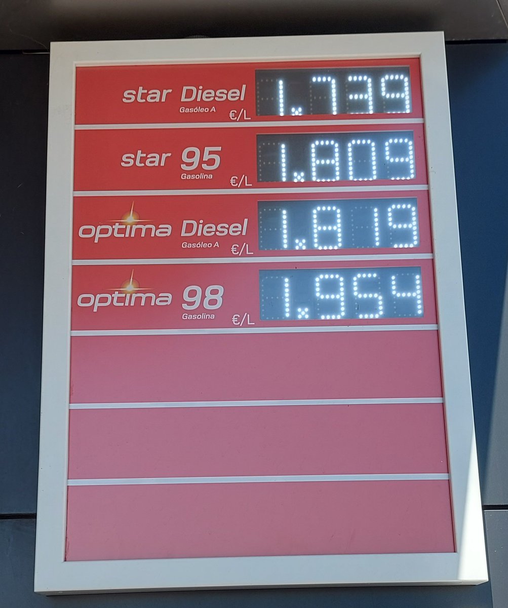 Gracias al "pico" de Rubiales, la amnistía de Puigdemont y los pinganillos del Congreso de los Diputados, estamos normalizando repostar combustible con estos precios...
#panycirco señor@s...
Tenemos lo que nos merecemos