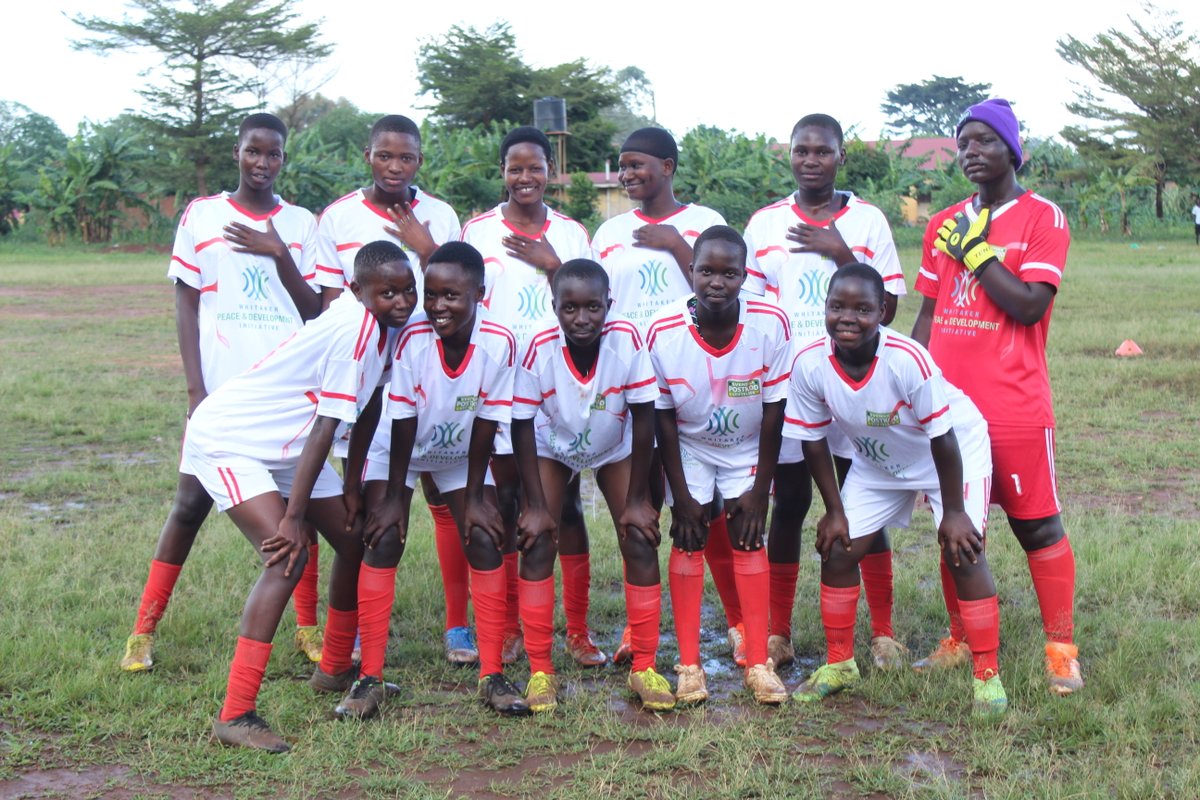 ✔️Organizing community sports events is a key part of our peacebuilding agenda. In the Acholi Sub-Region, #Uganda🇺🇬, we recently held a special football match between the Whitaker women's football team and the Gulu Prison Under-13s male football team. #postkodeffekten