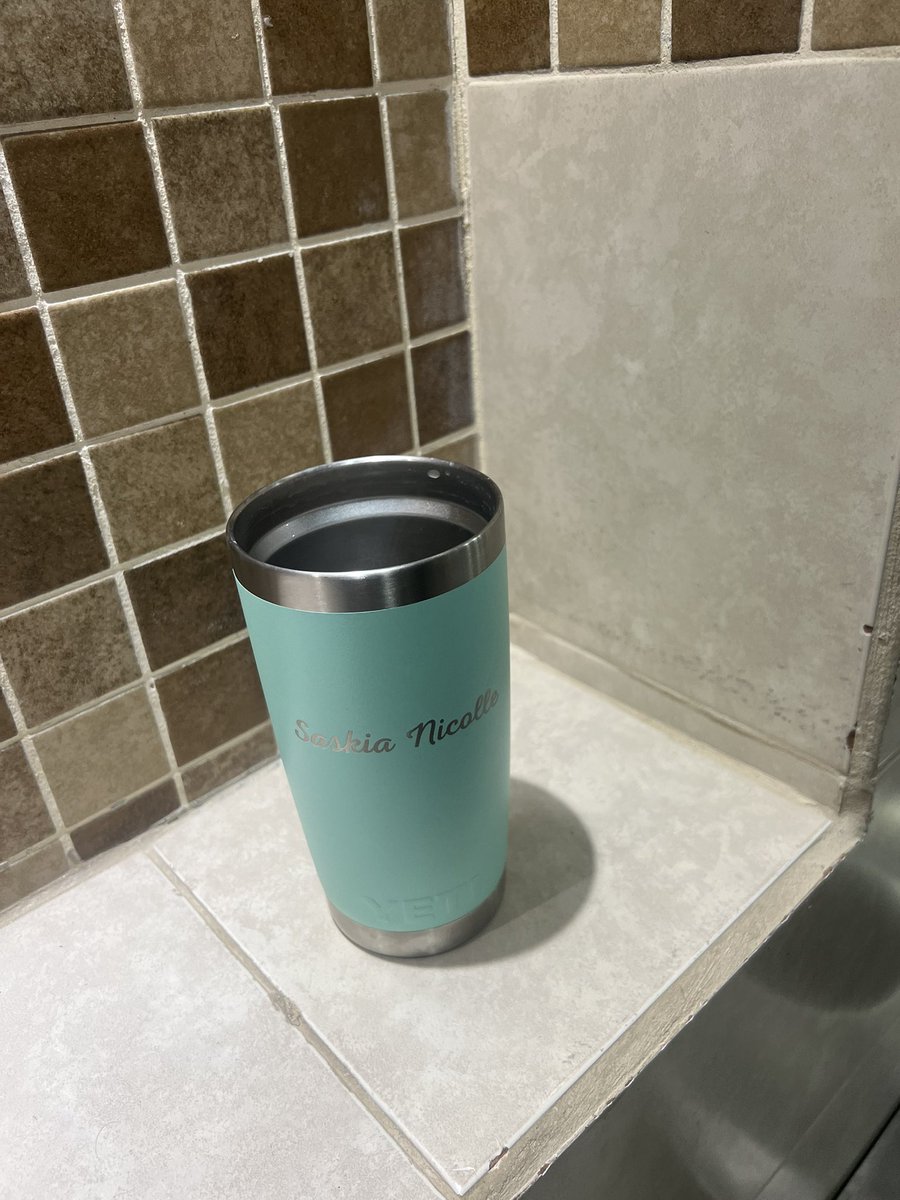 Hola! Para la muerta de hambre que se robó la tapadera de mi termo mientras yo entraba al baño, no queres el termo también? Porque sin la tapadera no me sirve esa mierda :) perra