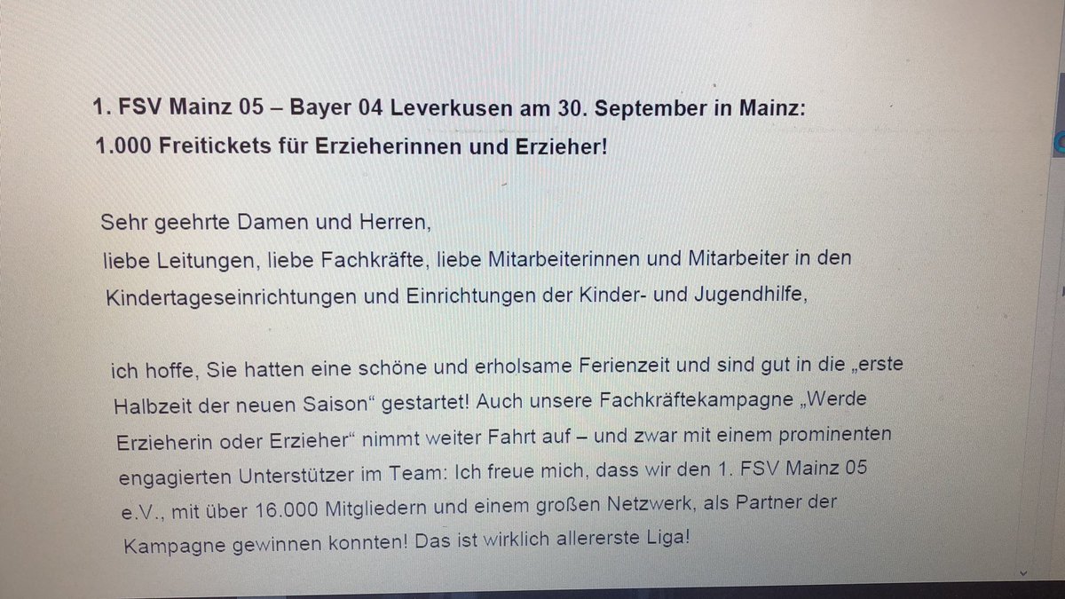 KTownFighter's tweet photo. 😂😂😂😂 wenn man das Stadion nicht voll bekommt … #Depp05 #ErzieherLife #Betze https://t.co/tLg4SUsyHR