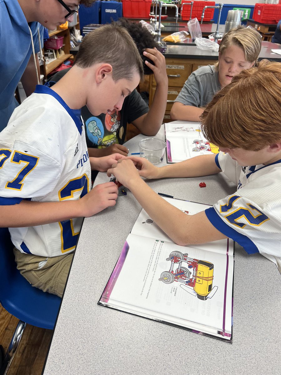 PiedmntMdSchool's tweet photo. 8th grade science students built fan cars to investigate motion and forces!#pcmsproud https://t.co/WlxwiTdt3P