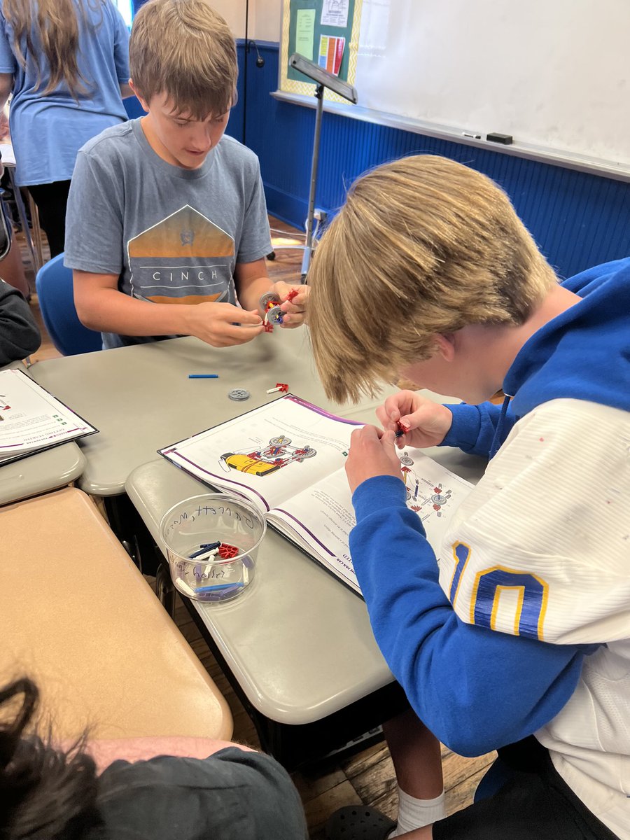 PiedmntMdSchool's tweet photo. 8th grade science students built fan cars to investigate motion and forces!#pcmsproud https://t.co/WlxwiTdt3P