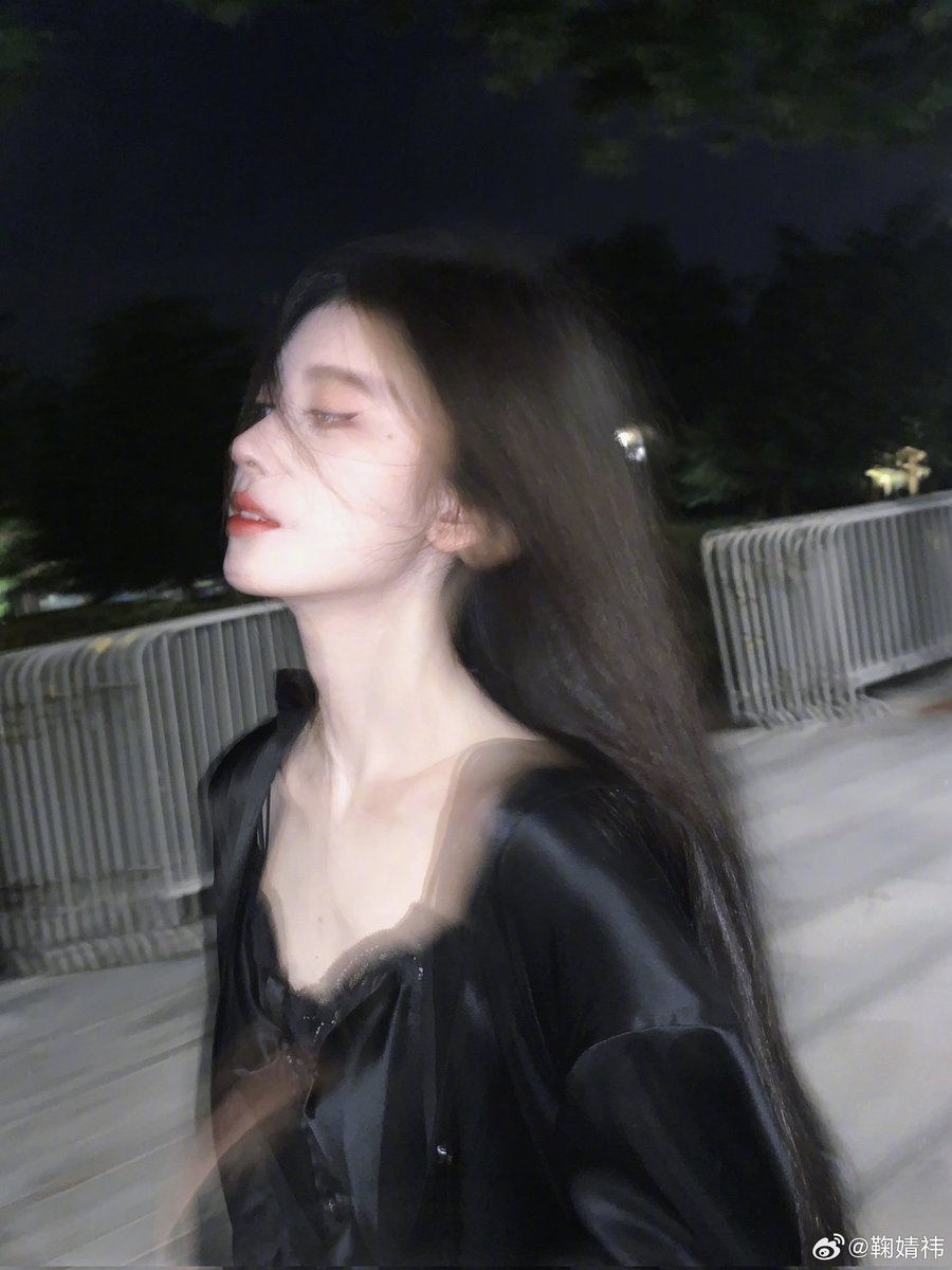 鞠妈的魅惑眼妆盯榨加蕾丝丝质黑上衣🥵 但最近为什么喜欢糊的拍法，还有图也少了😭 https://t.co/f15fXqIrfL