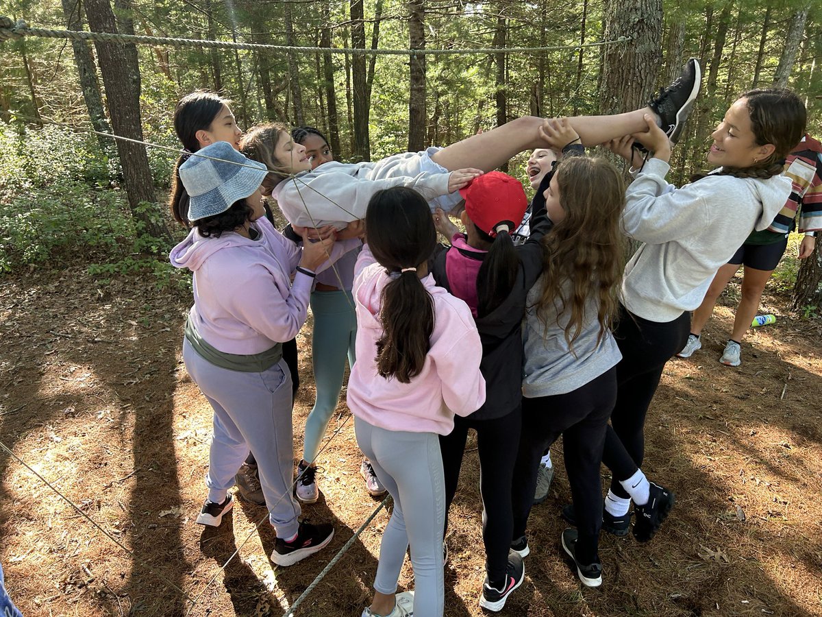 HB7CapeCod's tweet image. Sisterhood and teamwork at its finest! 🤎💛