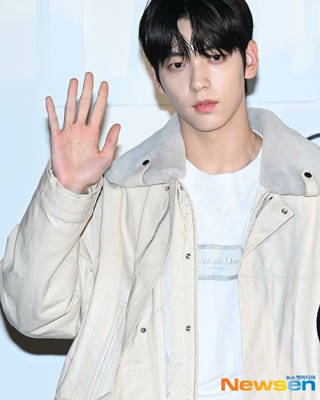 soobinparaguay's tweet photo. 📸 | IMÁGENES
Fotos de #SOOBIN tomadas por la prensa en el evento de Lady Dior
#SOOBIN #수빈 #4thGenLeader #TOMORROW_X_TOGETHER
@TXT_bighit @TXT_members https://t.co/MIMfZG8UVa