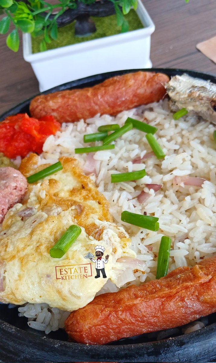 How's your day going? 😊. If you care to enjoy a good meal, call on Estate Kitchen and you will be sorted. 
Here's our Braised Rice ( Angwamo) with Sausage, Sardine, Corned Beef, Fried Egg 🍳 and Hot Pepper 🌶️🌶️ going for 45 cedis.
Call or WhatsApp 0553576121
#estatekitchen