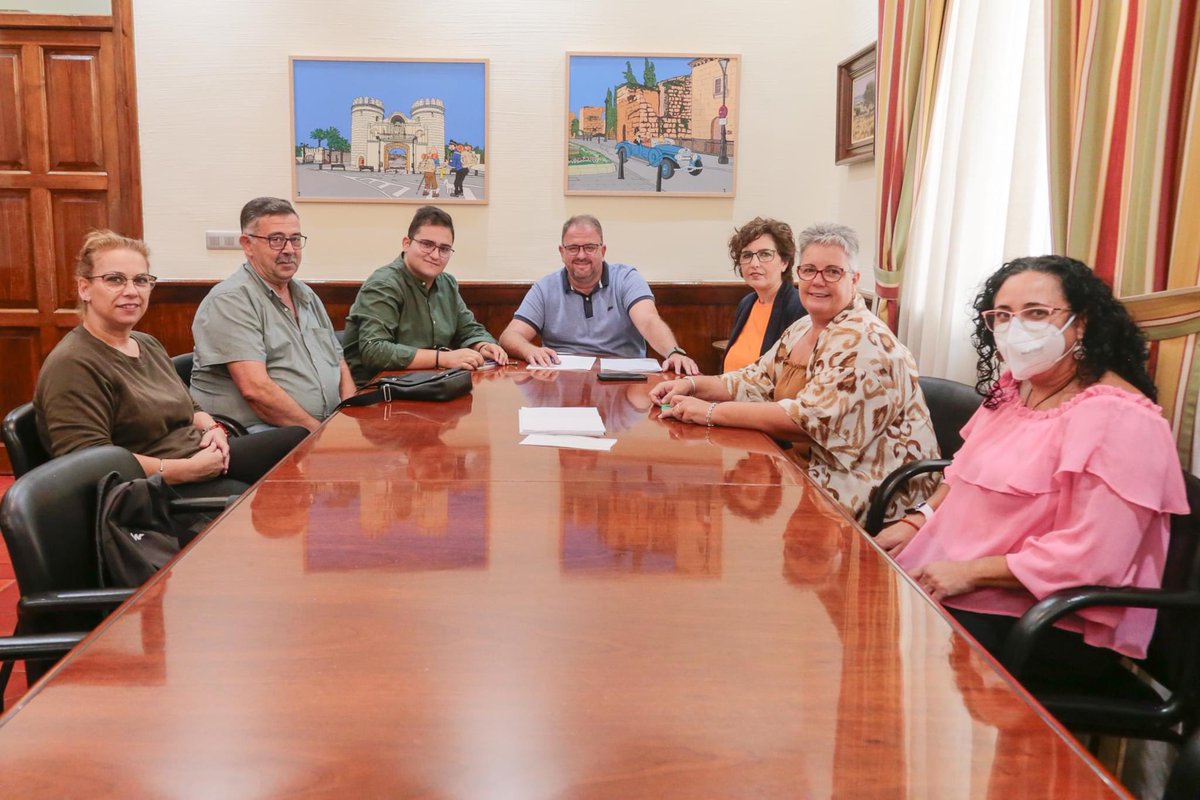 faavvmerida's tweet image. Miembros de nuestra Junta Directiva han mantenido hoy una reunión con el alcalde, Antonio Rodriguez Osuna, y la concejala de Participación Ciudadana,Susana Fajardo, para escuchar cuáles son las principales líneas de actuación de nuestra Federación durante este curso vecinal.
