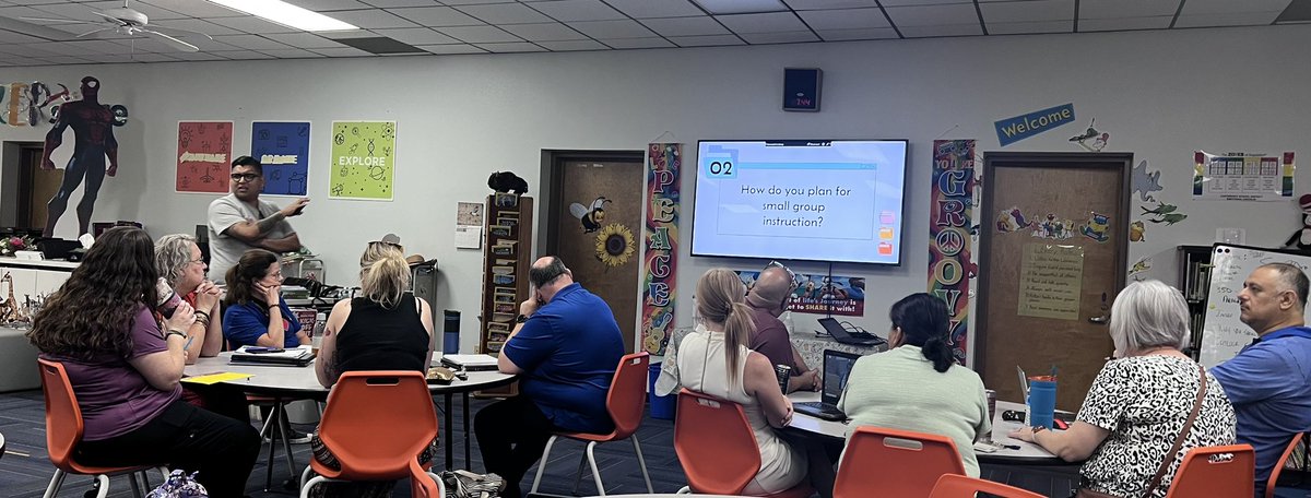 ASGcsd83's tweet photo. What’s more powerful than hearing from colleagues!? 8th grade math teacher delivering PD on small groups in the middle school! #teacherleader #oneteamunafamilia @harriscsd83 https://t.co/dqPAMjuHf4