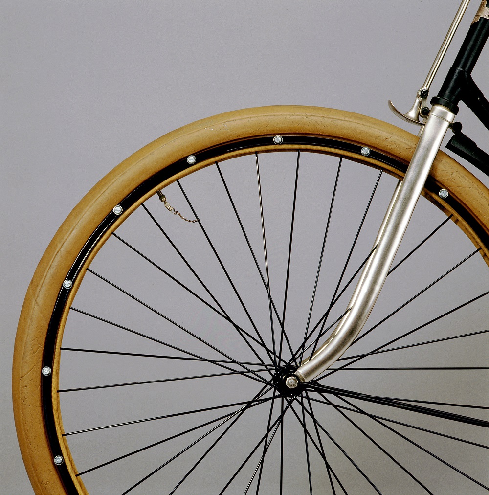 In 1891, a cyclist with a punctured tire appeared in the plant’s courtyard one day. His bike had glued-on tires, a process that was hard to repair. Édouard Michelin took the matter in hand and ended up designing a detachable tire to speed up the process.
The modern tire was born.