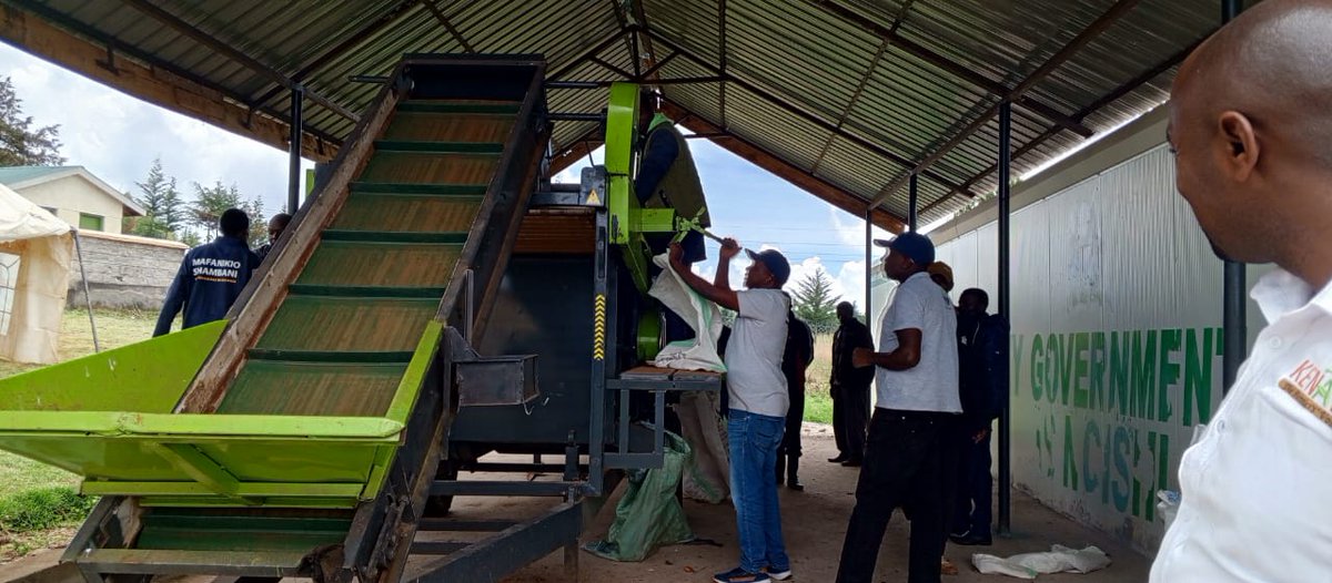kenaff_farmers's tweet photo. Today, the KENAFF CEO graced the Potato Value Chain Promotion Day at Ainabkoi Farmers Cooperative Society. The event brought together farmers, consumers, and industry experts to celebrate potatoes' versatility and nutritional benefits.
#StandWithFarmers #PotatoValueChain https://t.co/KqVwO7s14N