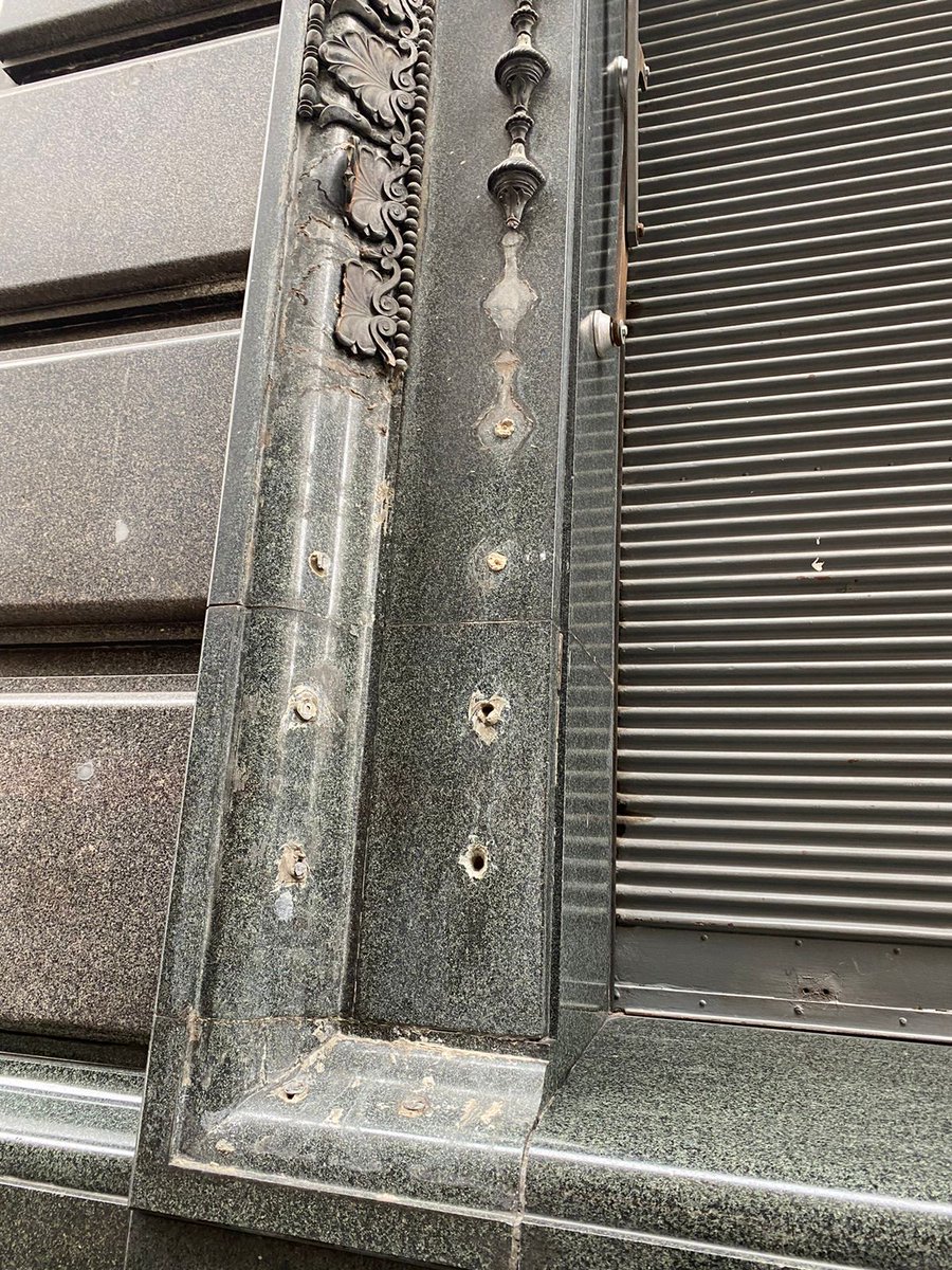 Meridiano1071's tweet photo. Robos hormiga planificados de los herrajes del palacio fuentes https://t.co/jLEJLpd5d2