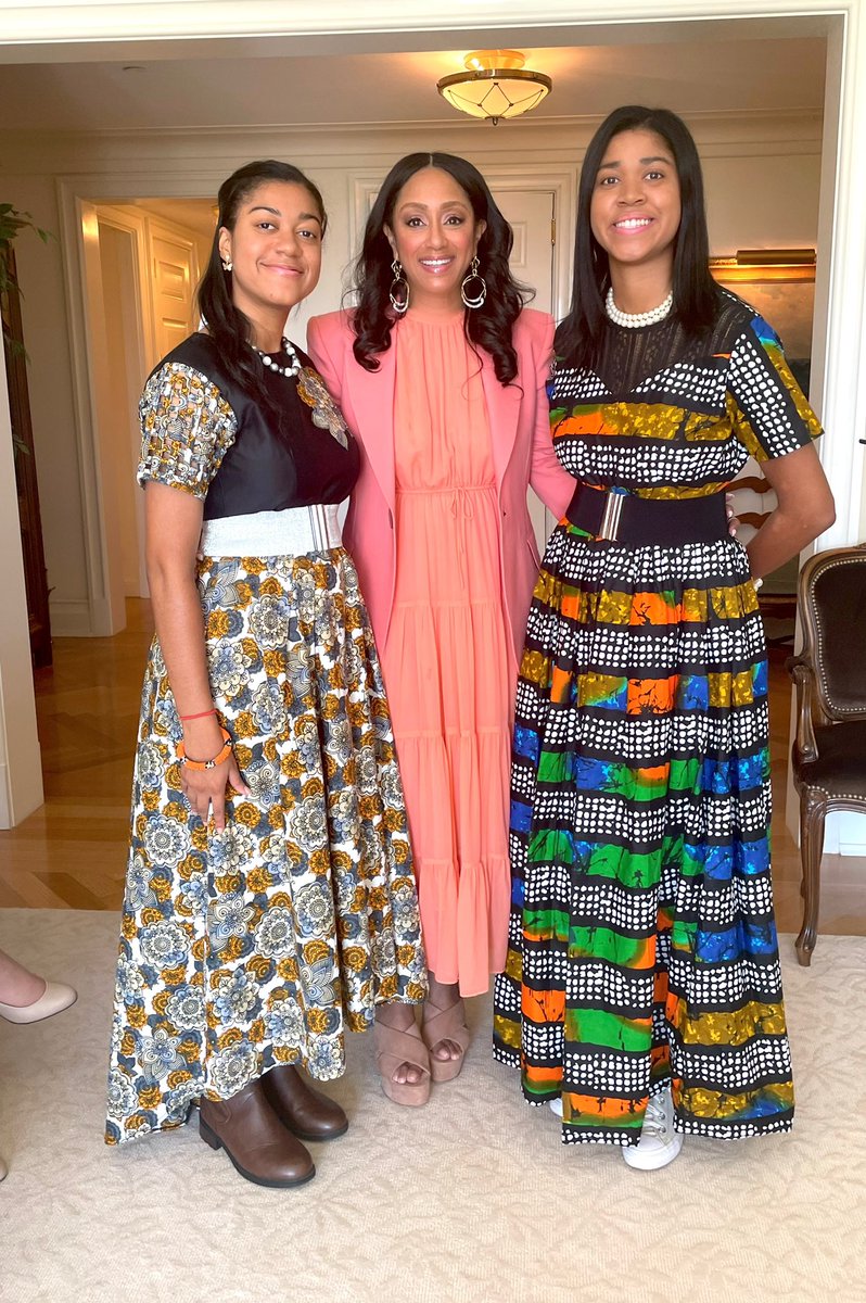 ARProject's tweet photo. Thrilled to receive an award from @ZurielOduwole and her DUSUSU org. Zuriel advocates for education equity &amp; gender equality for girls worldwide. It was also lovely that U.S. Ambassador to the United Nations @USAmbUN spoke about these issues and interacted w/youth from @GirlUp! https://t.co/GXTmqlGmVN