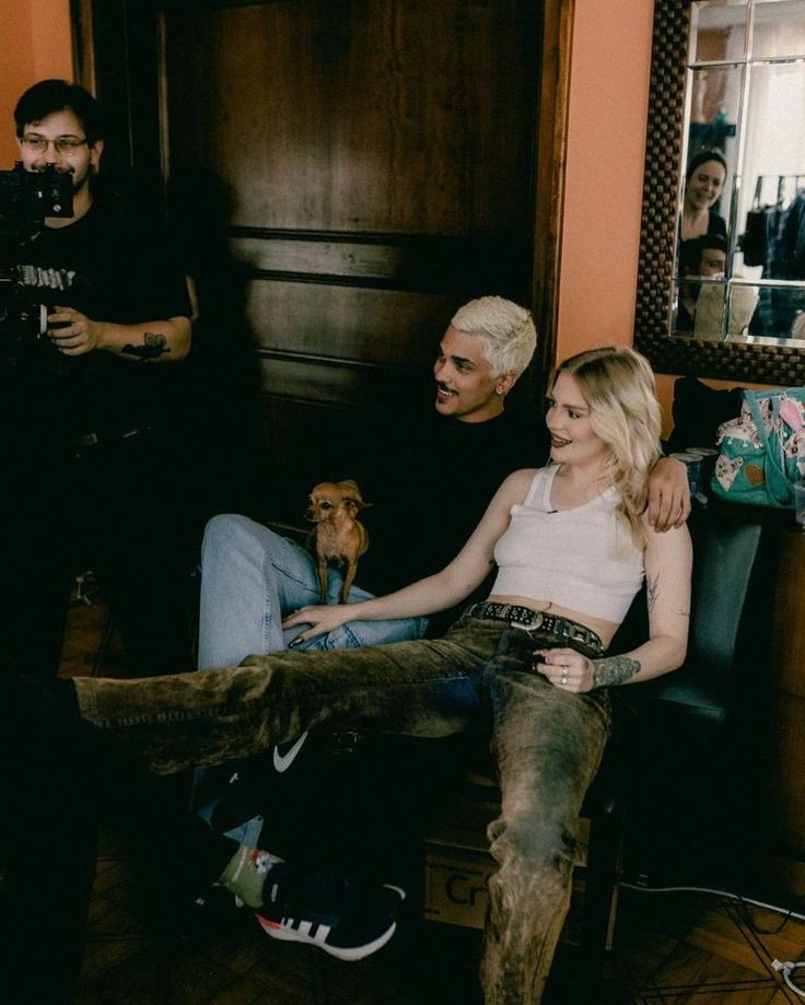 choquei's tweet image. 🚨FAMOSOS: Durante carta aberta, Luísa Sonza admite que Chico a traiu em um banheiro sujo: 

&quot;Intensa demais? Intenso demais é alguém que larga tudo que prometeu, se propôs e construiu a dois por um momento no banheiro sujo de um bar. Eles acreditam que somos burras, frágeis,…