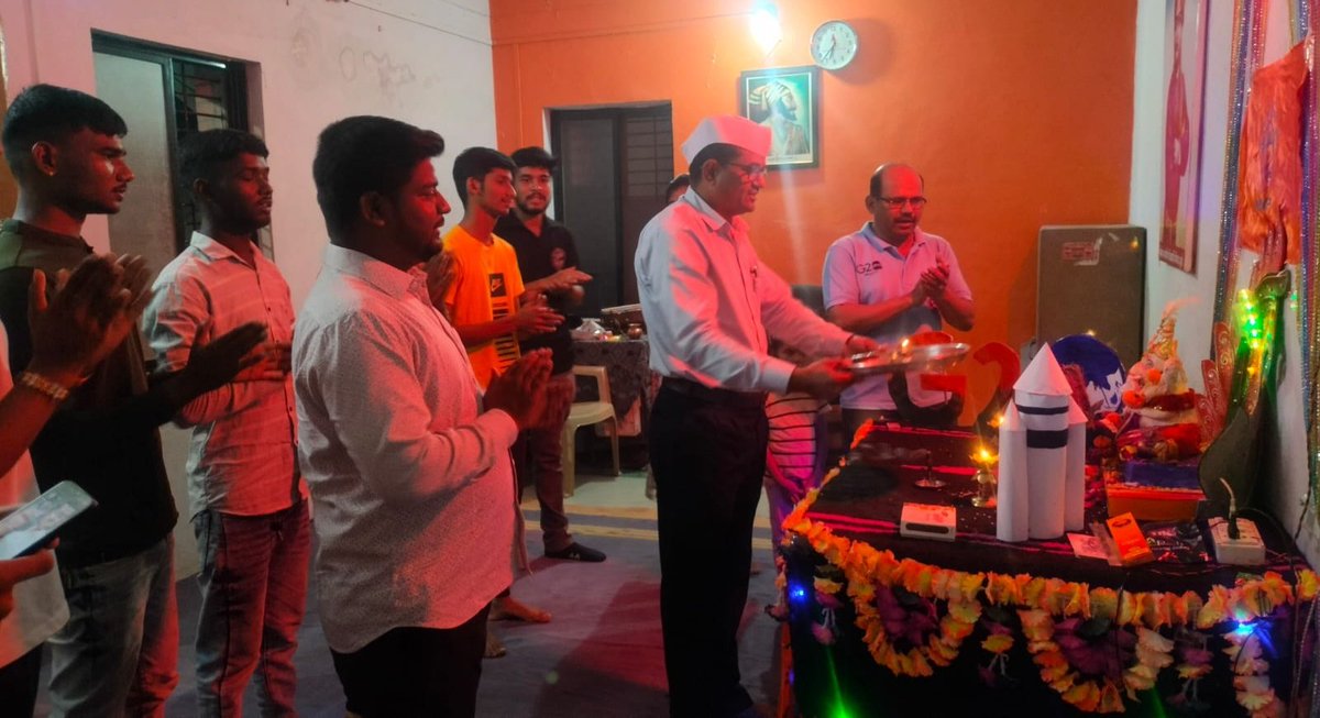 abvp_dhule's tweet photo. आज गंगामाई एज्युकेशन सोसायटीचे कला, वाणिज्य, विज्ञान महाविद्यालयाचे प्राचार्य श्री एस.आर.पाटील सर यांच्या हस्ते अभाविप धुळे कार्यालयातील बाप्पांची आरती करण्यात आली यावेळी मोठ्या प्रमाणात कार्यकर्ते उपस्थित होते.. https://t.co/Y9pJecgcOZ