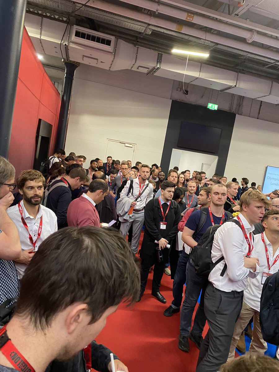 rmoff's tweet image. Huge queues to see some of the popular sessions at #BigDataLDN :(