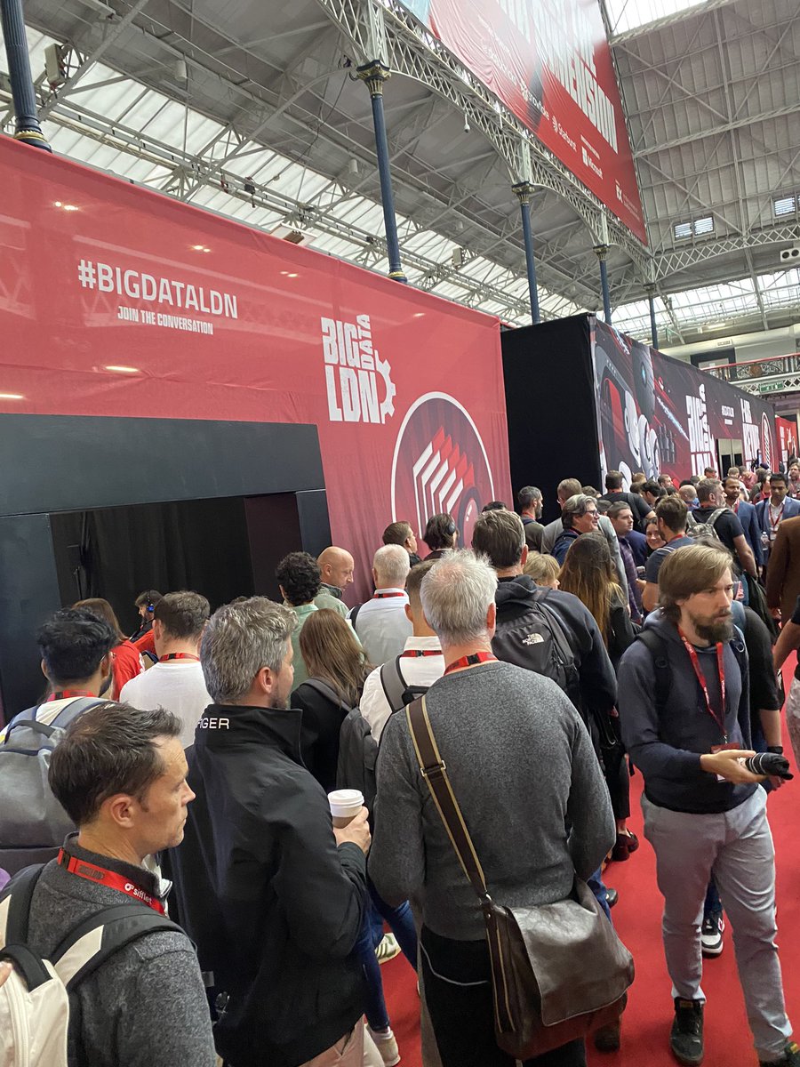 rmoff's tweet image. Huge queues to see some of the popular sessions at #BigDataLDN :(