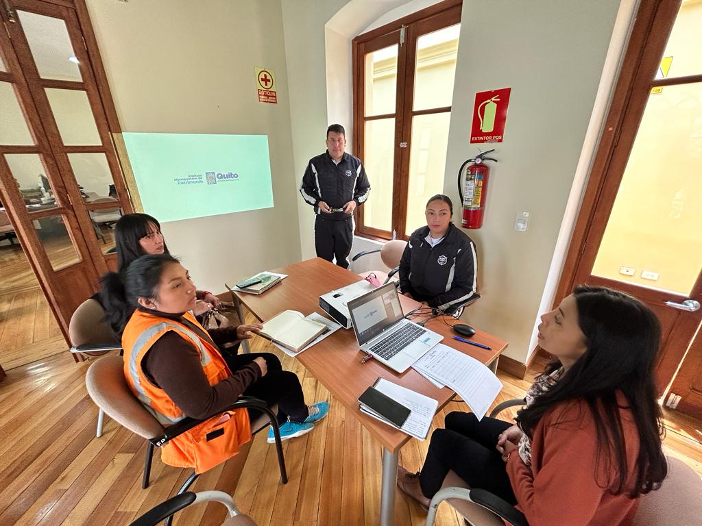 PomasquiGad's tweet photo. Reunión de trabajo en las oficinas del IMP donde se  socializó el proyecto de reforzamiento estructural en el puente San Rafael, de la calle García Moreno y se definió aspectos técnicos para el plan de Cierre Vial.
Informaremos oportunamente.
#gobiernodepomasqui
#IMP
@irinamora04 https://t.co/eB9djbl5fk