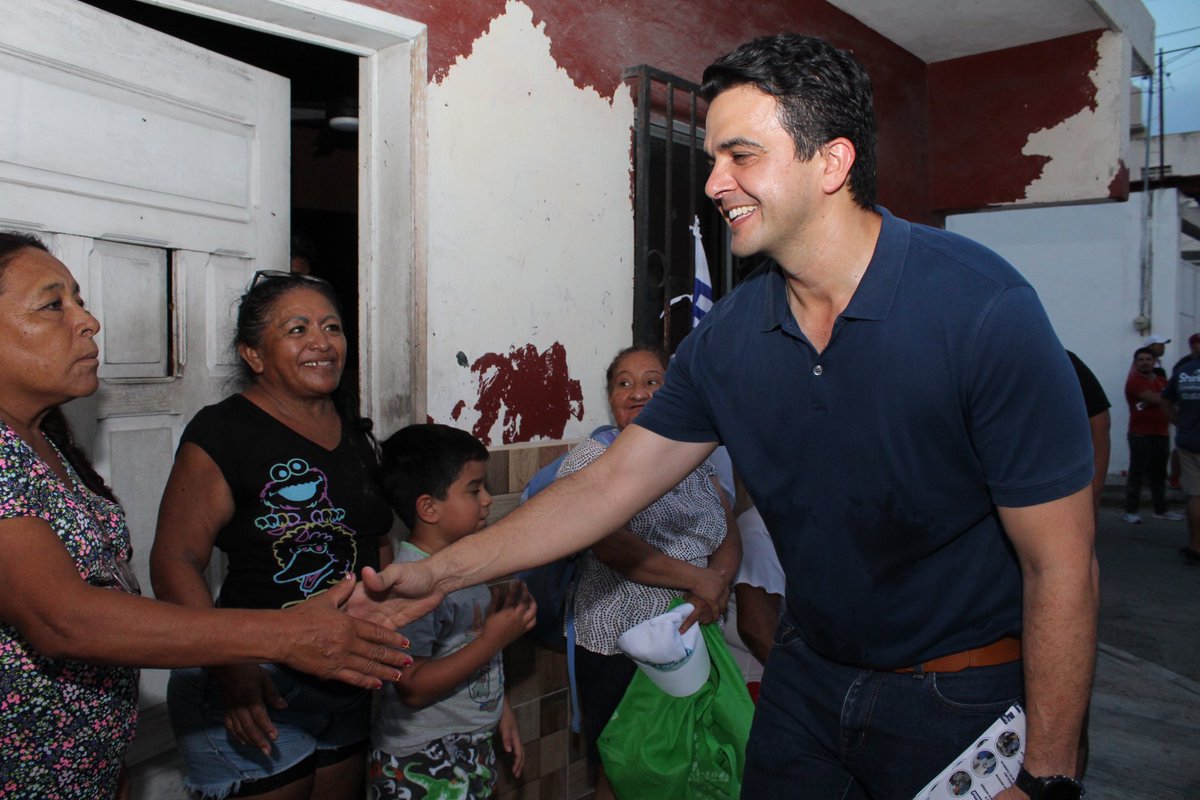 erikrihaniglez's tweet photo. Seguimos pasando casa por casa para llegar a cada vecina y vecino #progreseño, escuchándolos y platicándoles de los resultados de estos dos años de trabajo.
¡Por un mejor #Progreso y un mejor #IXDistrito, #VamosADarle! https://t.co/tLizm5BwZQ