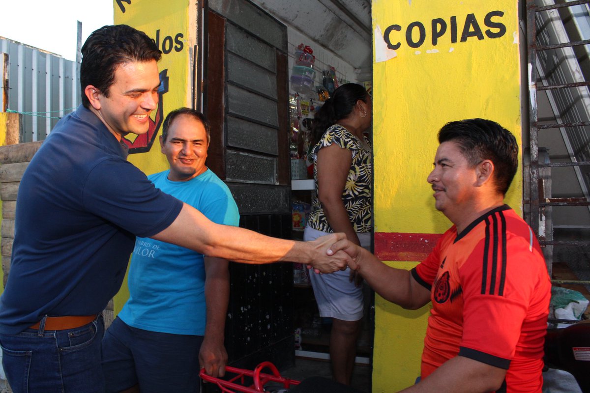 erikrihaniglez's tweet photo. Seguimos pasando casa por casa para llegar a cada vecina y vecino #progreseño, escuchándolos y platicándoles de los resultados de estos dos años de trabajo.
¡Por un mejor #Progreso y un mejor #IXDistrito, #VamosADarle! https://t.co/tLizm5BwZQ