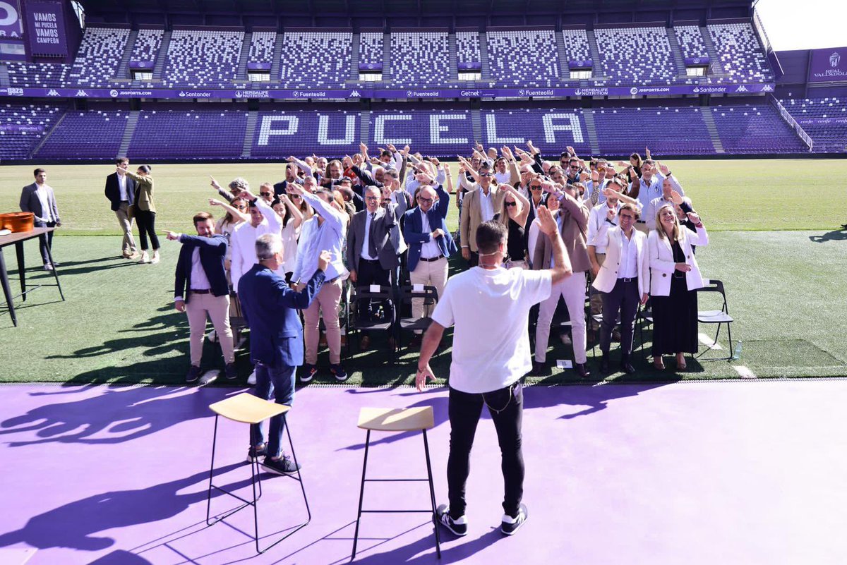 capde11's tweet photo. 🟣 En Valladolid también hay #EquiposconFuturo !!!

Qué maravilloso día junto a @alvaromerino @359formacion en Pucela compartiendo con empresarios y directivos @APDasociacion nuestros aprendizajes en el entorno de equipos de alto rendimiento. 

Gracias a todos por vuestro cariño. 😉