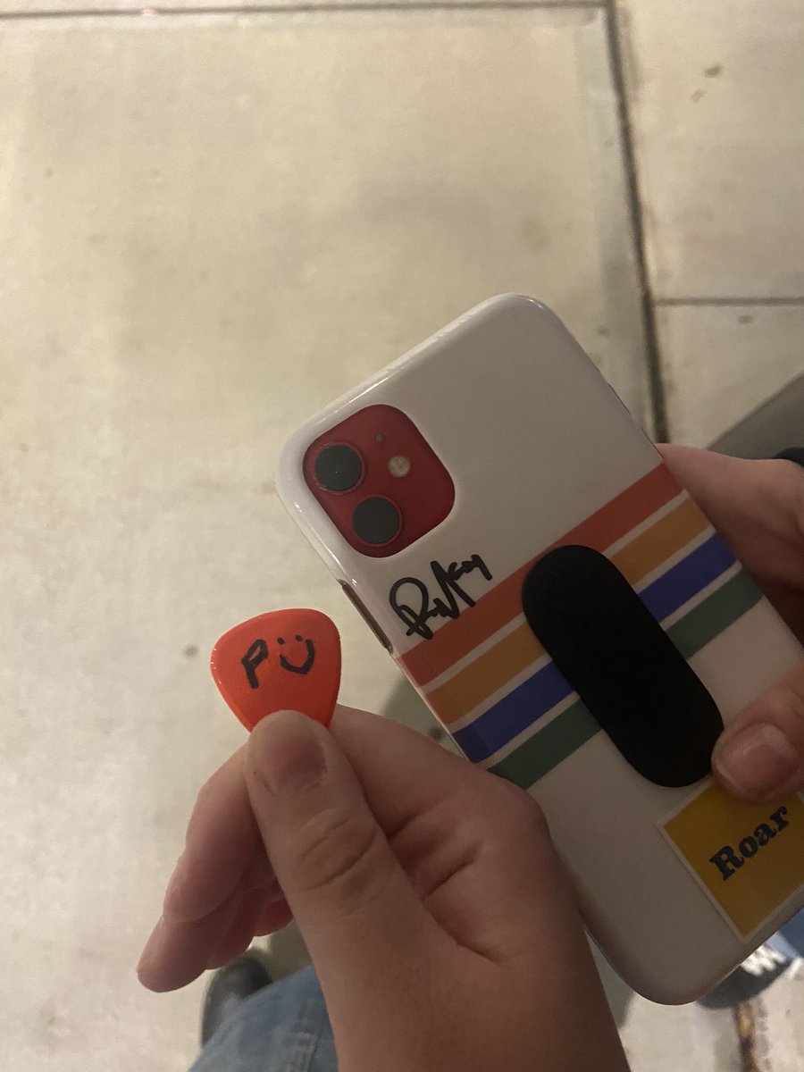 AppleToothNet's tweet photo. I met @petermcpoland yesterday :’) he was so cool! I wanted him to sign his waterbottle so I could clone him but.. I couldn’t find it… either way this was sick!! :) love ya Peter! https://t.co/qWxAZxO3zL