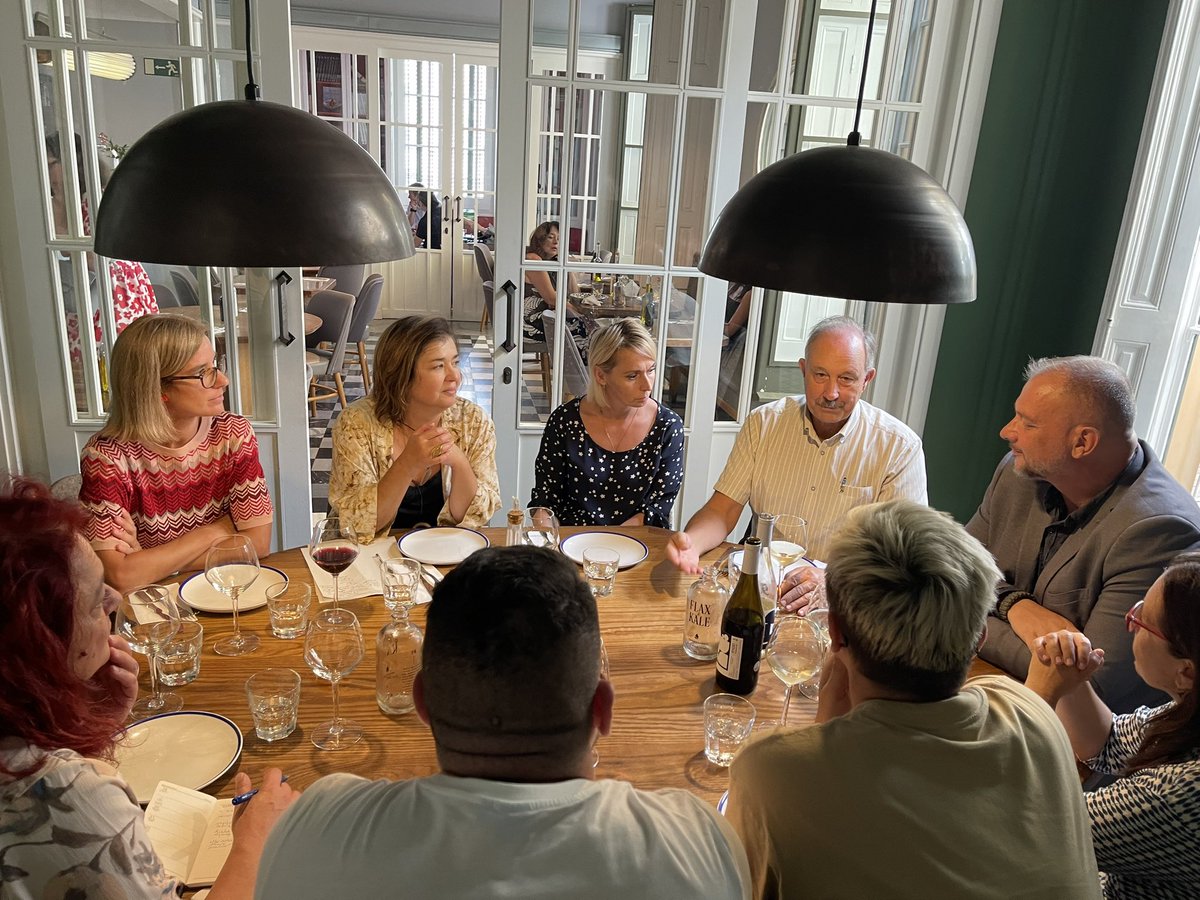 Eric Hauck (@erichauck) on Twitter photo La justícia restaurativa no sempre cura les ferides de les víctimes. Les lleis contra la violència o, simplement, l’oportunitat de reconstruir les seves vides és, sovint, més sanador que la condemna dels perpetradors. Commovedora conversa amb la Meliha, l'Amela, l'Ajna <a href="/AjnaJusic/">Ajna Jusić</a> La justícia restaurativa no sempre cura les ferides de les víctimes. Les lleis contra la violència o, simplement, l’oportunitat de reconstruir les seves vides és, sovint, més sanador que la condemna dels perpetradors. Commovedora conversa amb la Meliha, l'Amela, l'Ajna <a href="/AjnaJusic/">Ajna Jusić</a>