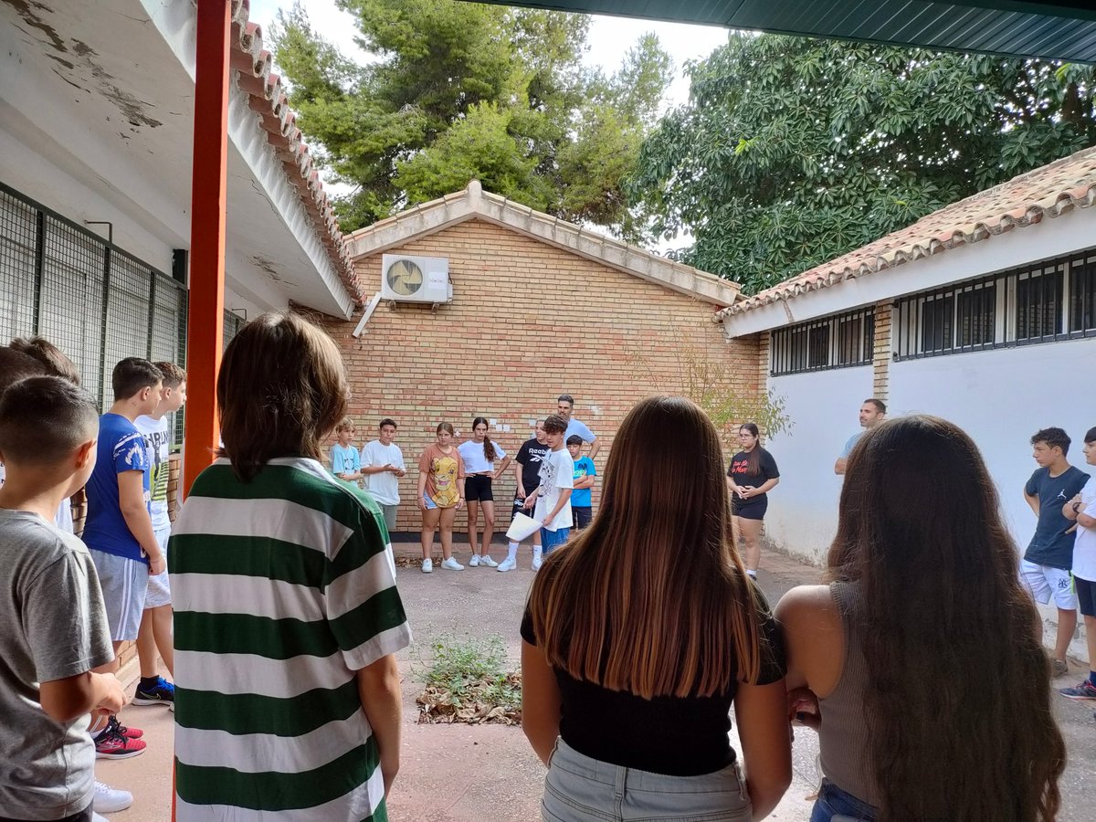 El primer día de curso, el alumnado de 1º ESO y de Educación  Especial es recibido por el equipo de mediación, alumnado del  CFGM en Atención a Personas en Situación de Dependencia, el  director y los tutores. Gracias, María e Ignacio del Departamento de Convivencia.