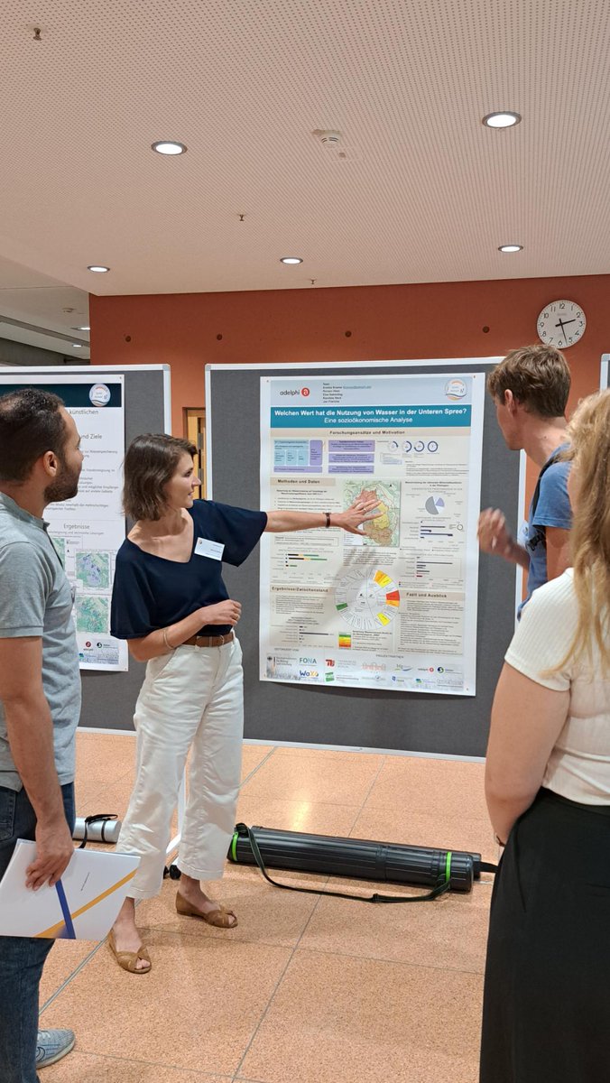 adelphi_berlin's tweet photo. Zur Halbzeit der Förderinitiative präsentieren wir beim WaX-Statusseminar (WAsser-EXtremereignisse) ein Poster, das die Zwischenergebnisse unserer sozio-ökonomischen Analyse zum Thema „Welchen Wert hat die Nutzung von Wasser in der Unteren Spree?“ zeigt: https://t.co/blp5p3b9Gn https://t.co/AugRYssBGb