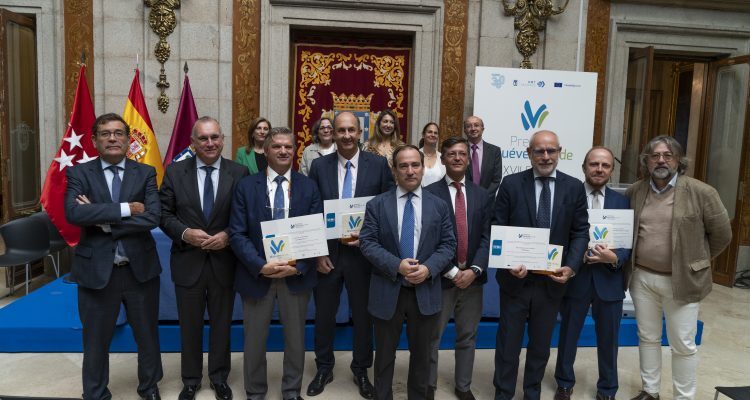 📢 Hemos entregado los premios #MuéveteVerde🌱 en el marco de las actividades #SEM2023Madrid
✅Innovación, descarbonización, digitalización e investigación son las 4 categorías evaluadas que premian las mejores iniciativas en #MovilidadUrbanaSostenible
👉informate.madrid.es/5hrwl1