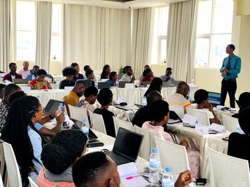 MundekweC's tweet photo. Dear! @RISARwanda mwiriwe neza! Iyi #GAHUNDA ya #DigitalAmbassadorsProgram abayikoramo bakomeje kugaragaza imbogamizi nyinshi pe! Abinjiyemo vuba mwabisheje kubaha Rwf bakoresheje muri #Training barahebye? Abanzwe mukazi ibiri muri Contracts n'ibyubahirizwa? haburiki? @RwandaICT https://t.co/UIrXGxG8rF