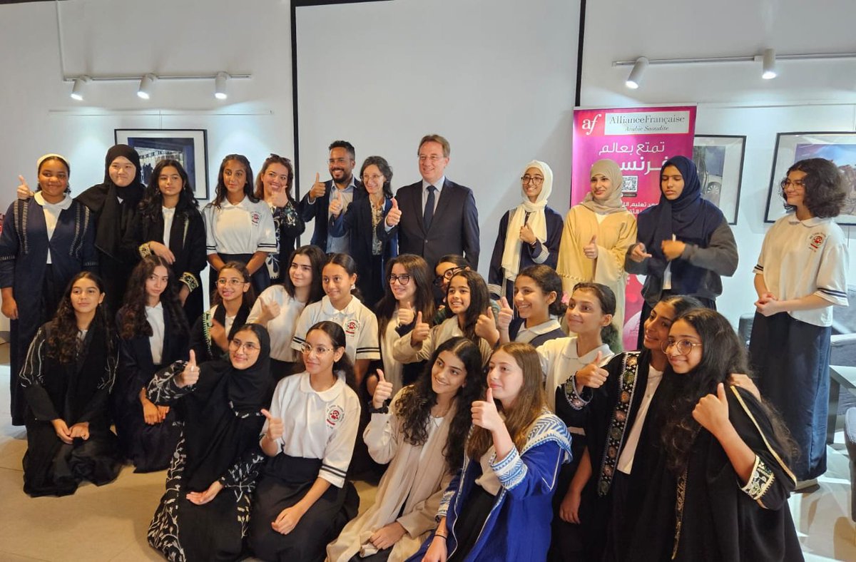 ludovic_pouille's tweet photo. A l'Alliance française @AfasKSA de Djeddah, très heureux de remettre leur diplôme de langue française #DelfJunior aux élèves des cours de français des écoles partenaires @thamerschools & #MyLittleHouseSchool.
Félicitations! Vous êtes le cœur battant de la #francophonie à Djeddah!
#FranceKSA 🇨🇵💙🇸🇦🎓