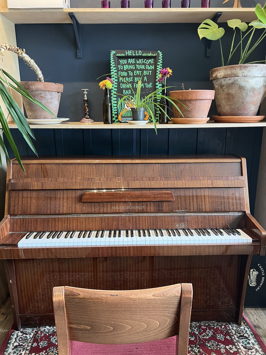 Found a piano &amp; the bar lady turned off the music so I could play. My own little room &amp; NOBODY IS HERE 🙏🏻