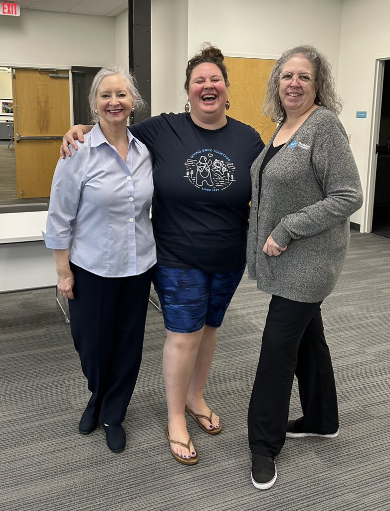 KristiForce's tweet image. New #DF23 shirt number 3 is a great fit for my #NPUG today with my super faves @jlange118 &amp;amp; @thestrategicorg - Giving Back courtesy of my VTO 🐝 opportunity in the tower! #givingbacktogether #swagaholic