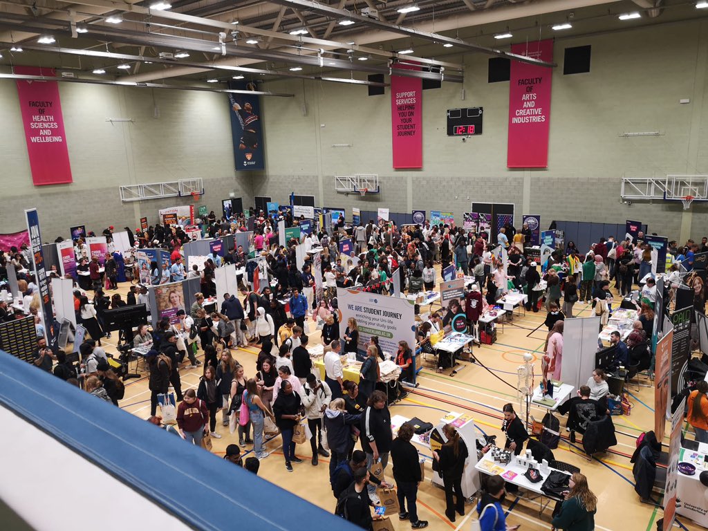 UOSmediaHUB's tweet photo. 𝙁𝙍𝙀𝙎𝙃𝙀𝙍𝙎 𝙁𝘼𝙄𝙍 ✅

A great day at today’s freshers fair🎪 

Big shoutout to @SparkSunderland for a fantastic live broadcast 👏🏻 https://t.co/xsNjCLmUwE