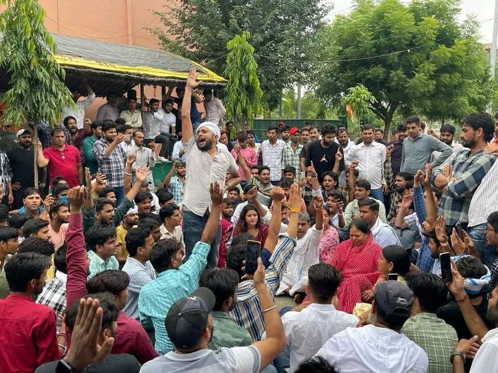 आज जाजम की जीत हैं हमारे पुरखों की बनाई इस परंपरा की जीत हैं।
ये जाजम की ताक़त हैं कि बच्चे से बूढ़े तक, सरपंच से विधायक तक जाजम के सामने झुकते चले गये। 

अर्जुन महर का योगदान क़ाबिले तारीफ़ हैं।