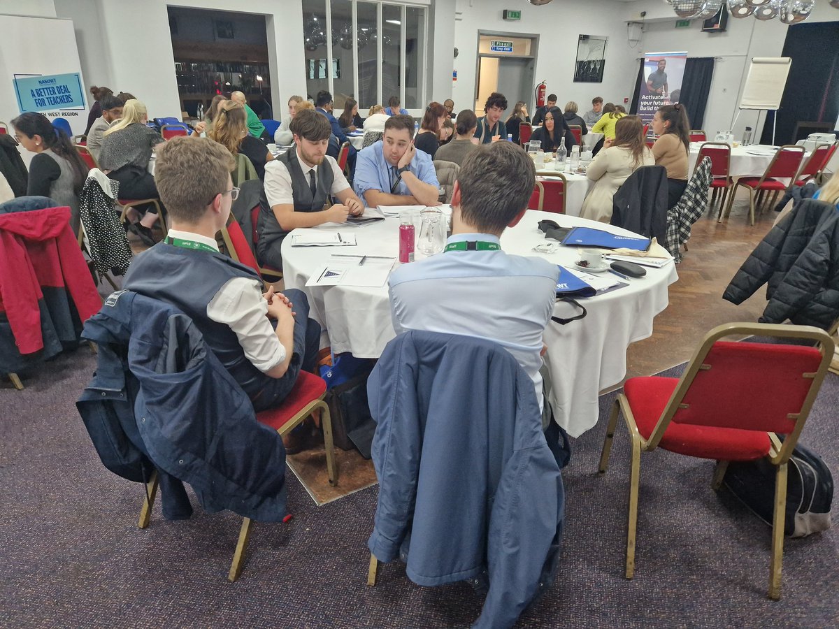 EMTeachingHub's tweet photo. How amazing to have so many brand new Early Career Teachers in one room π« we're so excited to be on this journey with you all! π
#ECF #activateyourfuture #buildtheirs https://t.co/jPAbG0Ilnw