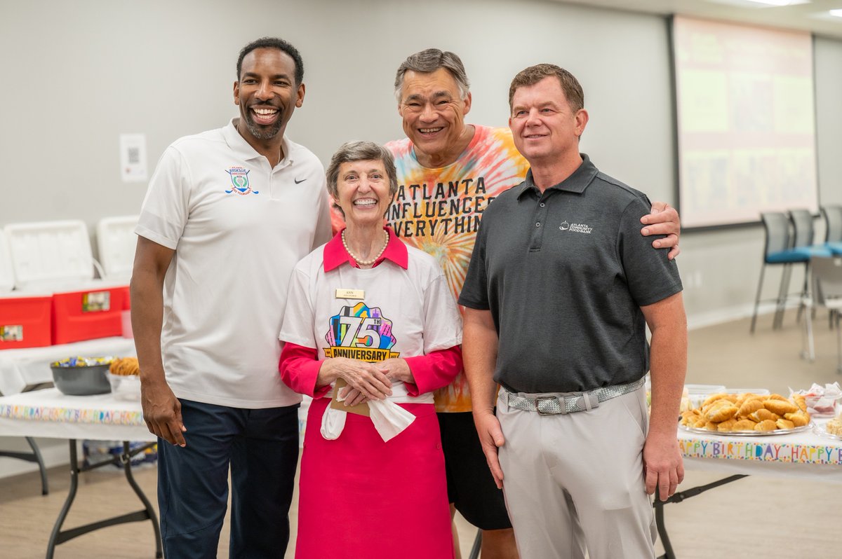 CityofAtlanta's tweet photo. Happy birthday! 🥳 Each year, Atlanta leaders Ann Cramer, Becky Blalock, Bill Bolling & Ricky Steele celebrate their birthdays with a bash to support the @ACFB. Back for its 7th year, Mayor @andreforatlanta joined volunteers for the festivities & service event. #ATLGroupProject https://t.co/eg7TthyOaF
