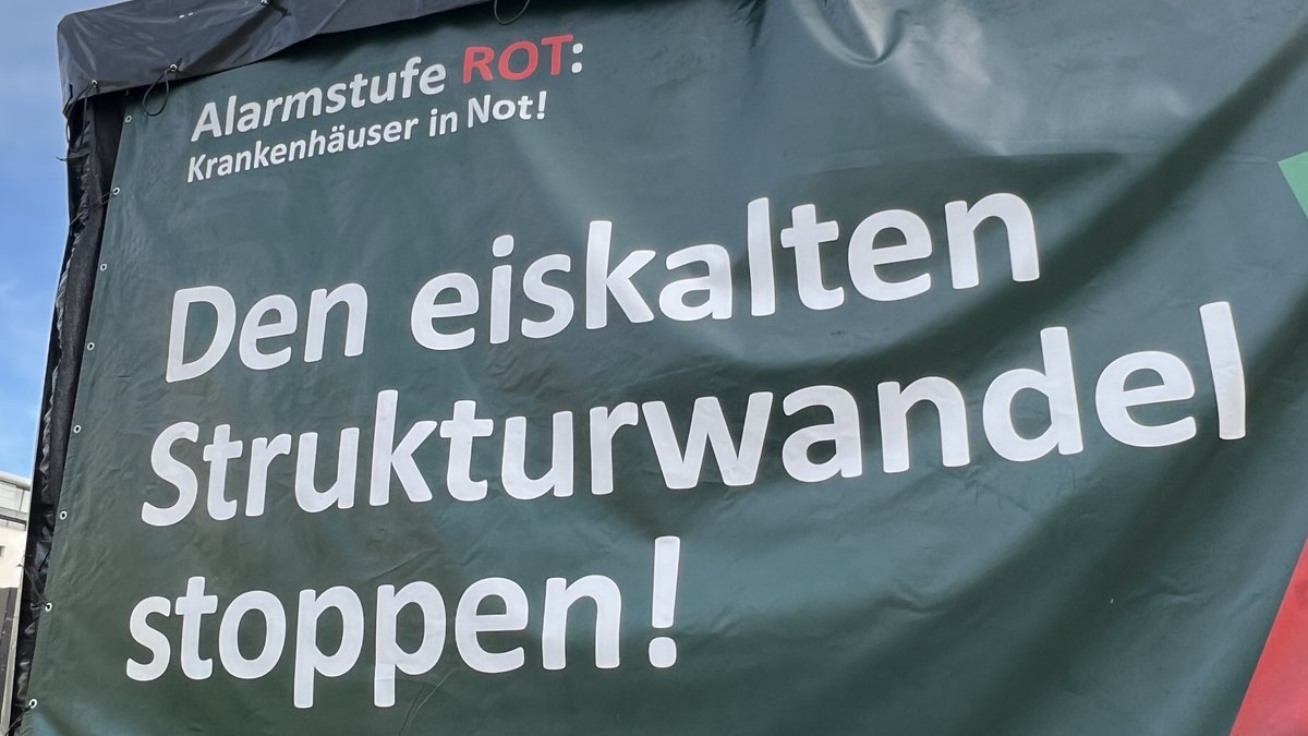 TinoSorge's tweet photo. Gleich beginnt der Fraktionskongress der @cducsubt zur #Krankenhausreform. Das Interesse ist enorm, schon heute Mittag habe ich mit zahlreichen Beschäftigten aus Kliniken bundesweit und mit der @DKGev gesprochen. #alarmstuferot https://t.co/WlzZYlwQcz