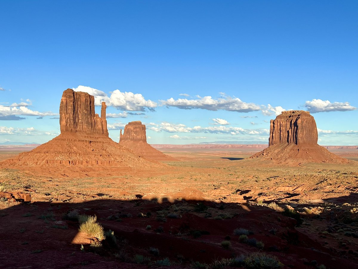 📍Monument Valley 🇺🇸

Immenses étendues désertiques de couleur orange et rouge, énormes monolithes sortant tout droit de terre : Monument Valley est un vrai spectacle. Je vous recommande la Valley Drive qui passe par une dizaine de points de vue splendides 😍