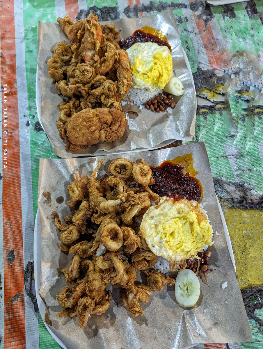MalaysianFoods's tweet photo. Nasi Lemak Lobster Segamat

Tergamam tengok Portion Nasi lemak dengan selambak seafood dekat sini. Seafood dia fresh-fresh belako. Sambal nasi lemak dia betul2 A+++

Tak sangka segamat ni ada juga tempat makan yang best2 dan sedap kan. Syurga makanan!😍

Nasi Lemak Lobster Segamat
📍12f Off, Jalan Durian,Segamat
Hari Isnin- Ahad ( Selasa Cuti)
Waktu beroperasi kami bermula jam 6.30ptg shingga 12mlm...