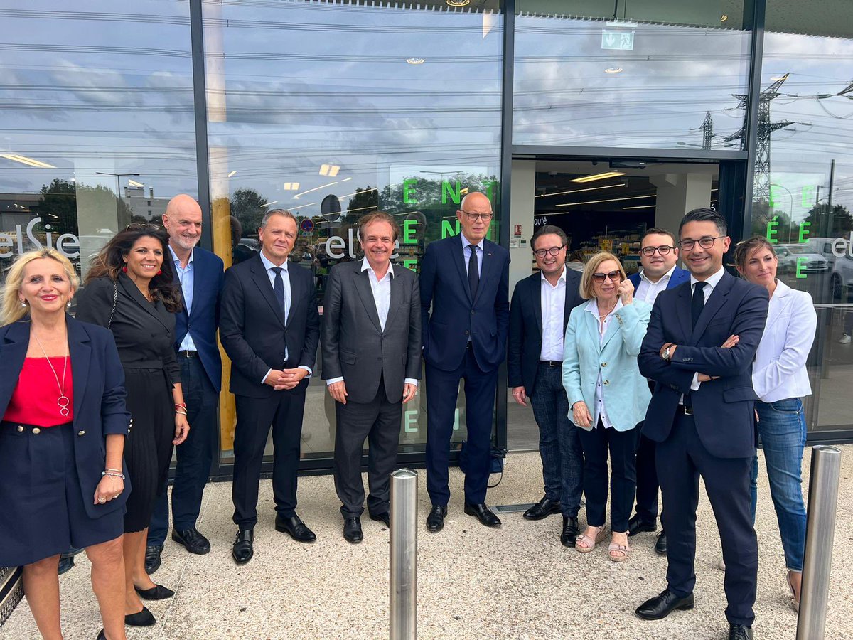 Avec_Edouard's tweet photo. 🔵 Dernière ligne droite avant les élections sénatoriales ! 🗳️
⚪️ @EPhilippe_LH a rejoint @louisvogel, candidat dans la Seine-et-Marne, et son équipe pour une journée de campagne à Roissy-en-Brie. Il a notamment exprimé son soutien lors d’échanges avec des grands électeurs. https://t.co/kExZGEo5z3