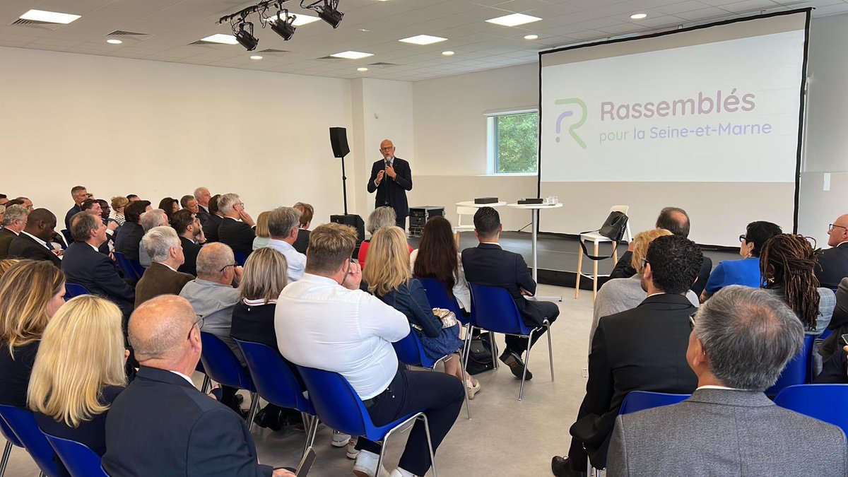 Avec_Edouard's tweet photo. 🔵 Dernière ligne droite avant les élections sénatoriales ! 🗳️
⚪️ @EPhilippe_LH a rejoint @louisvogel, candidat dans la Seine-et-Marne, et son équipe pour une journée de campagne à Roissy-en-Brie. Il a notamment exprimé son soutien lors d’échanges avec des grands électeurs. https://t.co/kExZGEo5z3