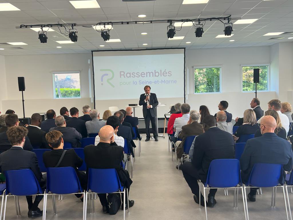 Avec_Edouard's tweet photo. 🔵 Dernière ligne droite avant les élections sénatoriales ! 🗳️
⚪️ @EPhilippe_LH a rejoint @louisvogel, candidat dans la Seine-et-Marne, et son équipe pour une journée de campagne à Roissy-en-Brie. Il a notamment exprimé son soutien lors d’échanges avec des grands électeurs. https://t.co/kExZGEo5z3