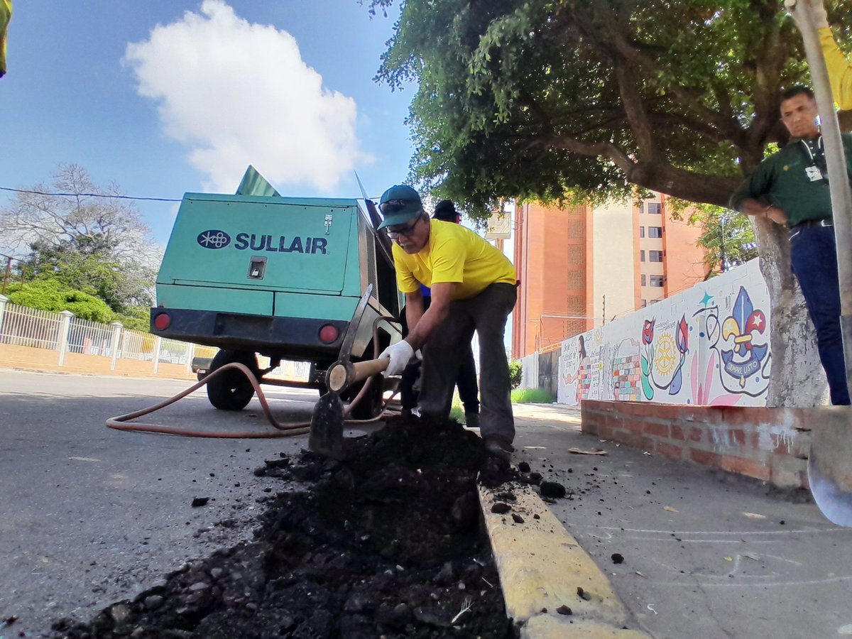 sagas_maracaibo's tweet photo. Hoy #20DeSep Como todos los días nuestro equipo de Operaciones le brinda el apoyo al  instituto municipal de adulto y adulta mayor  en la realización de la  acometida.

Trabajamos incansablemente con el fin de hacer posible cada necesidad de nuestros habitantes🔆 https://t.co/hqyoqt7DJi
