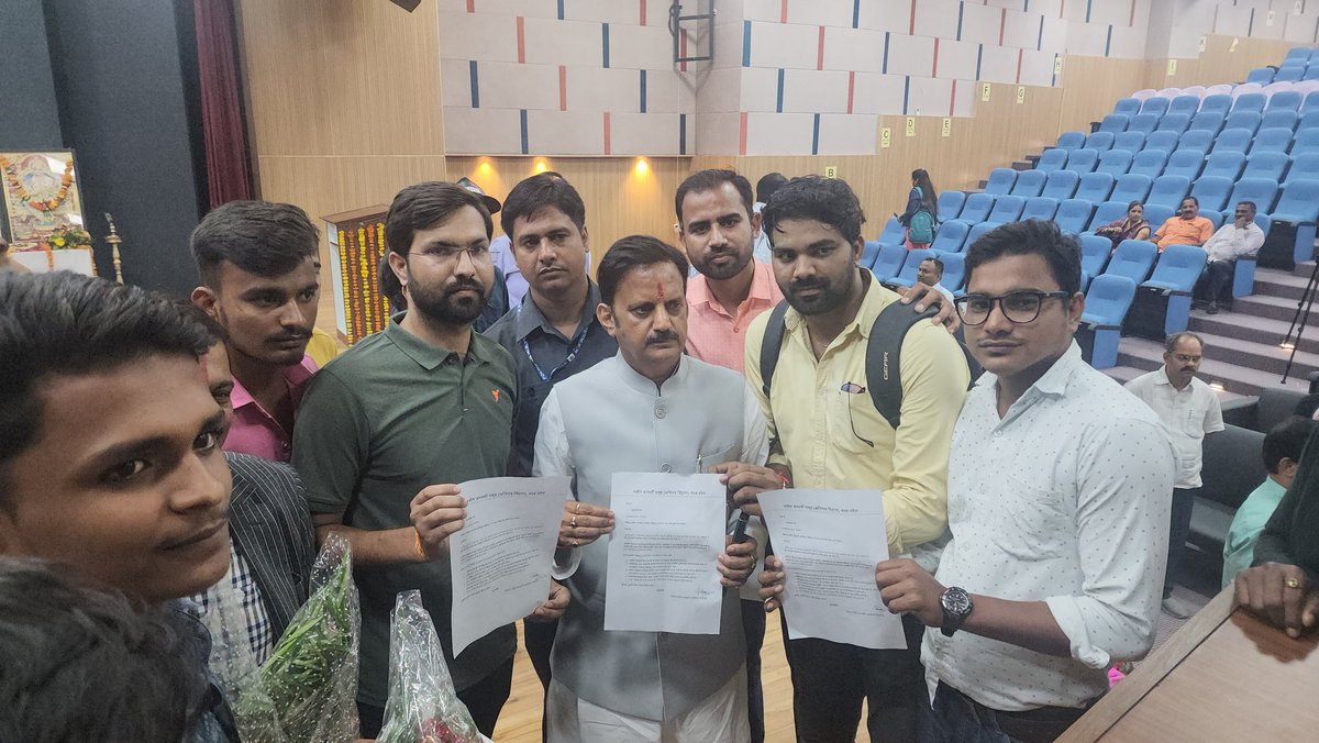 mrbhaskardubey's tweet image. रीवा जिले मे एडीएम और प्रदेश के जनसंपर्क मंत्री श्री राजेन्द्र शुक्ला जी को ज्ञापन दिया गया

@DrMohanYadav51 @highereduminmp @ndtvfeed @ZeeMPCG @TheLallantop 

#MP_AssPro2022 #abhinavvidwan