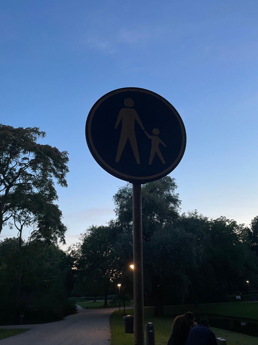 Een fijn #Vroesenpark voor ieder. Om samen te genieten in het park gelden regels voor #Honden (niet loslopen&amp;hondenpoep opruimen) en mag je niet #Fietsen op wandelpaden. We spraken diverse mensen aan met #Uitleg. Helaas negeerden 8 mensen de regels, ze kregen een #Boete. ^Re.