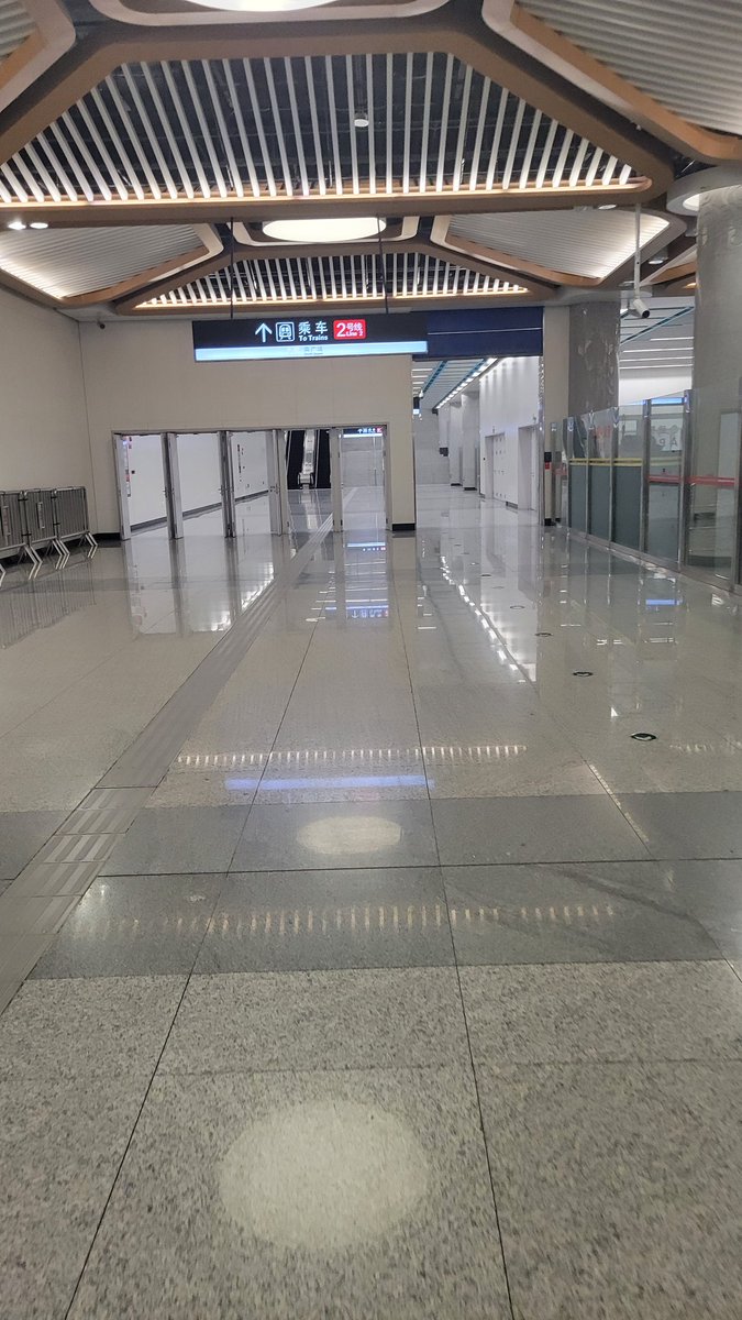 meimeil3's tweet photo. late night Xi'an metro https://t.co/xlA4pAEUUM