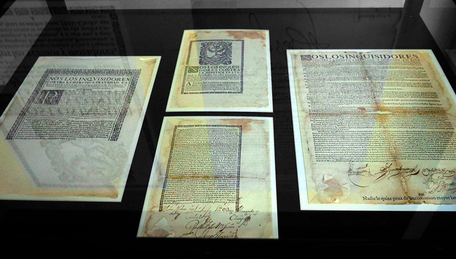 UNAM_MX's tweet photo. En México hay censura desde la Colonia y, desde entonces, ha adoptado diversas formas 😶. La #Exposición en la Biblioteca Nacional, en #CU, hace un recorrido histórico por tachones en libros, edictos y decretos prohibitivos, partiendo de la Inquisición > https://t.co/myIVPB4SDF https://t.co/LDSyom5yhA
