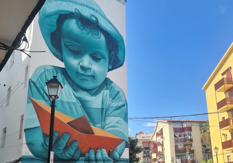 DiarioSUR's tweet photo. 🔶 SUR+ 🎨 Quince murales para transformar el barrio de El Boquetillo, en #Fuengirola. Las creaciones de conocidos artistas urbanos configuran una ruta turística y dan una nueva vida a este barrio obrero. ✍ @LorenaCadiz ➡️ https://t.co/II6aE2hMMo https://t.co/O1mOlJeqGi