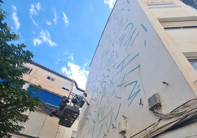 DiarioSUR's tweet photo. 🔶 SUR+ 🎨 Quince murales para transformar el barrio de El Boquetillo, en #Fuengirola. Las creaciones de conocidos artistas urbanos configuran una ruta turística y dan una nueva vida a este barrio obrero. ✍ @LorenaCadiz ➡️ https://t.co/II6aE2hMMo https://t.co/O1mOlJeqGi